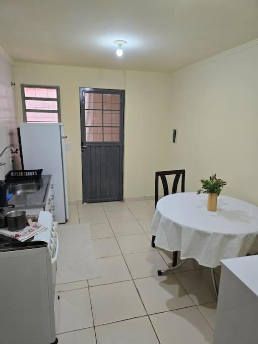 Edificio Hayannes - 1 - 1 Cozinha - 1 Banheiro - Garagem Coberta Maringa